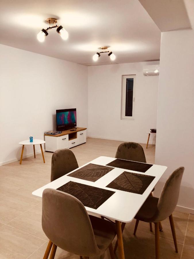 New And Modern Apartments In Villa, Near City Center M36 ทิมิชัวรา ภายนอก รูปภาพ