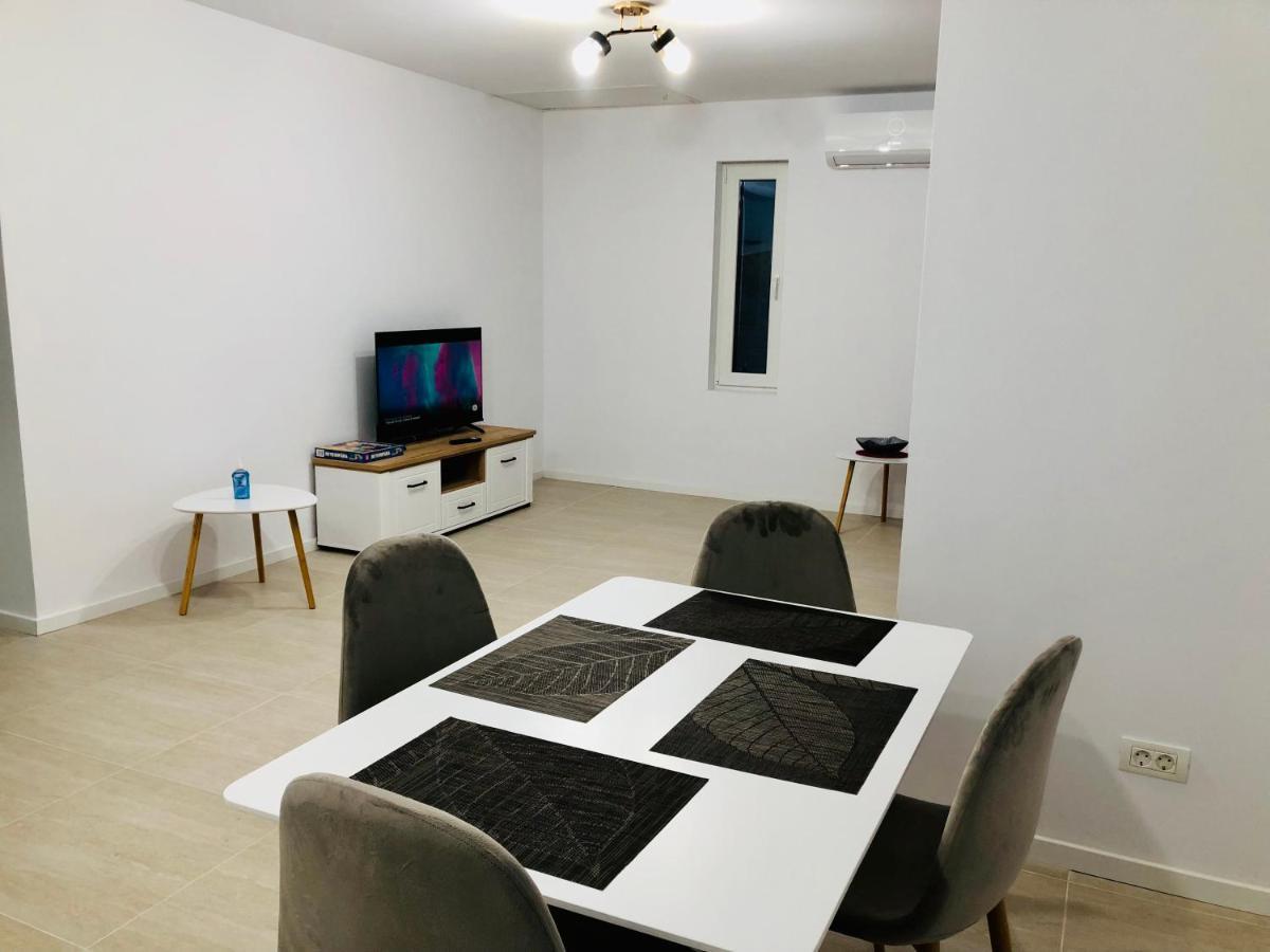 New And Modern Apartments In Villa, Near City Center M36 ทิมิชัวรา ภายนอก รูปภาพ